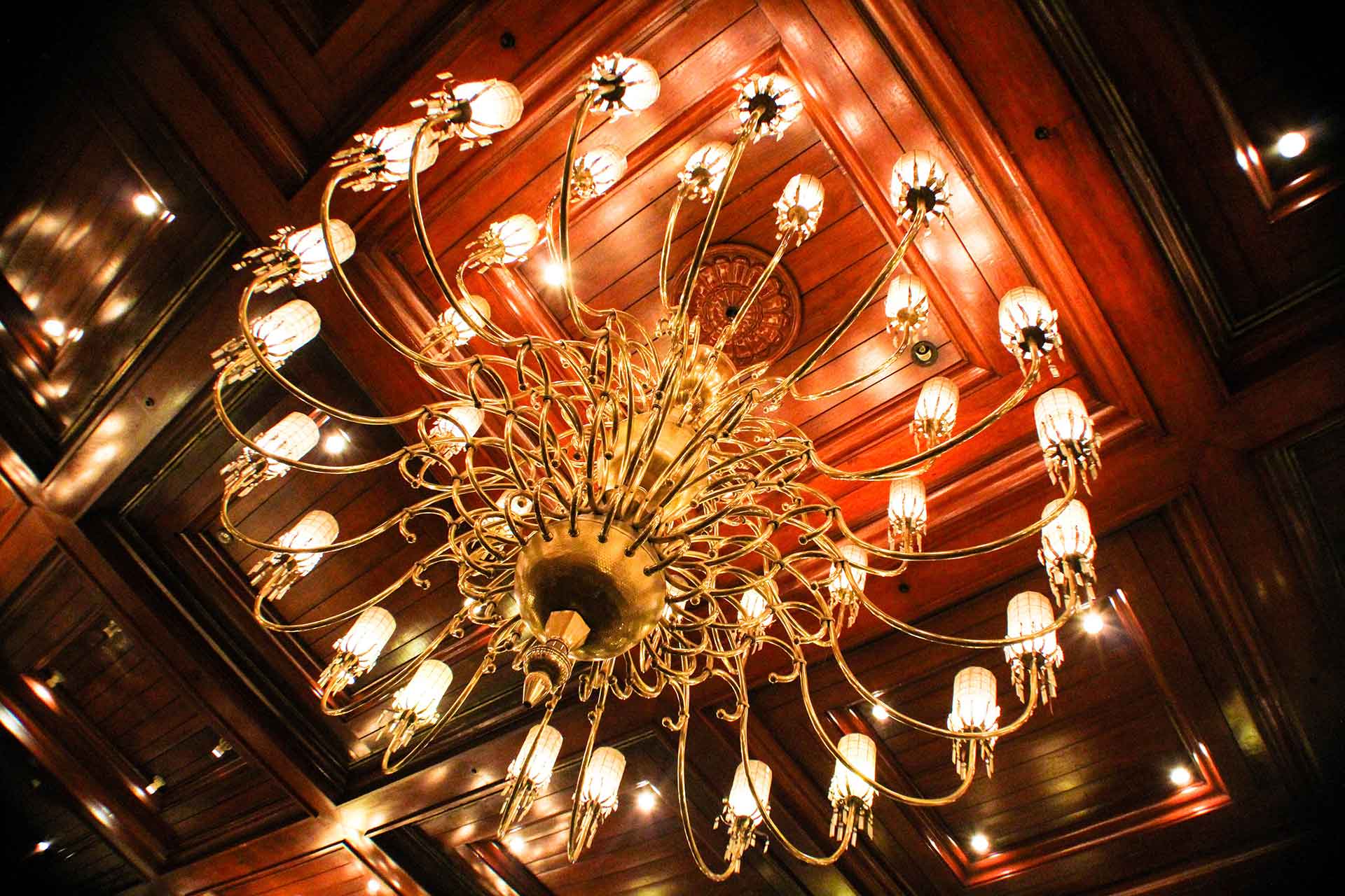 hotel-lobby-chandelier