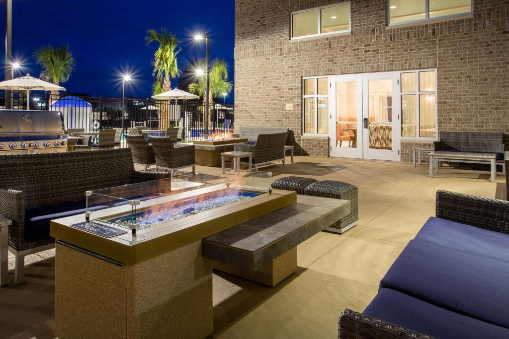 How to Clean Hotel Furniture: Cleaning Materials & Steps