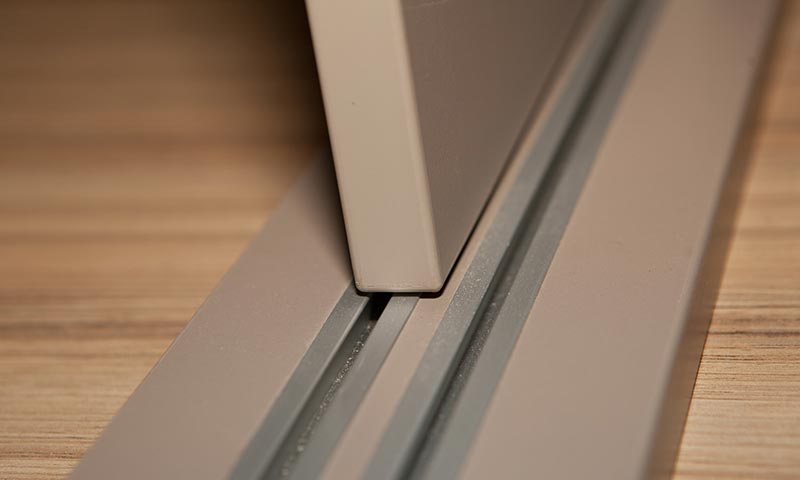 Quiet sliding wardrobe