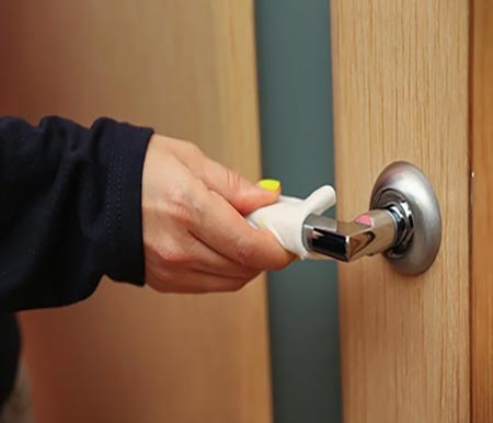 swing door cleaing