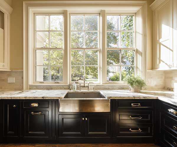 Double-hung aluminum window